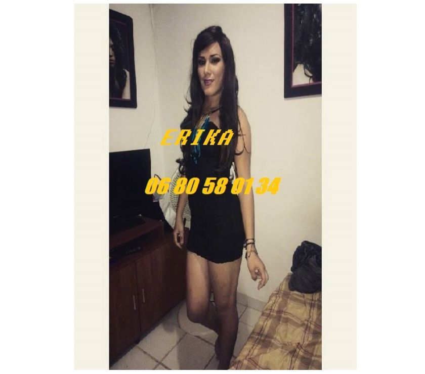 Brunette trans très féminine