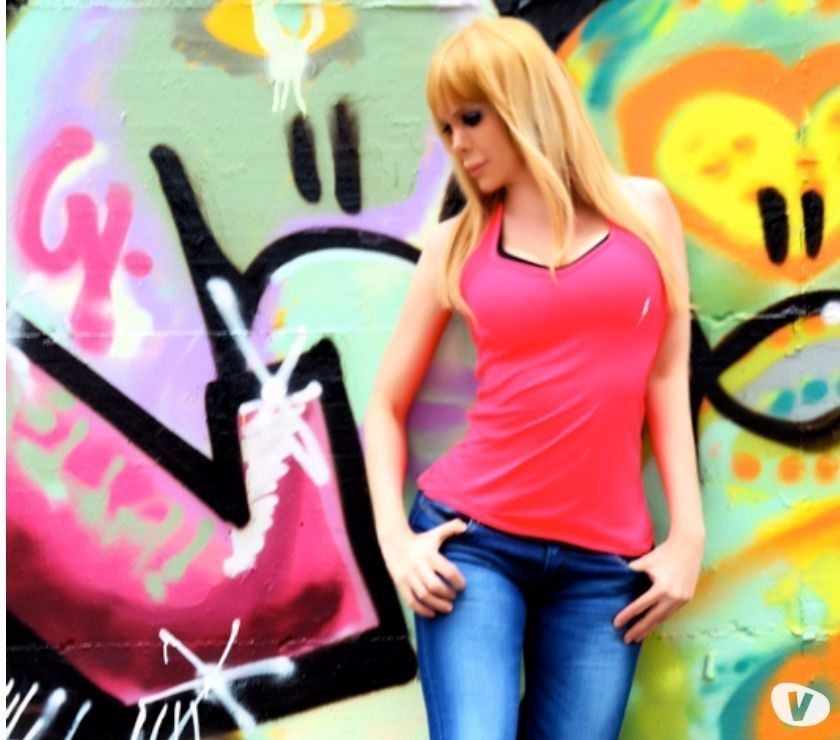 Trans blonde magnifique et attrayante